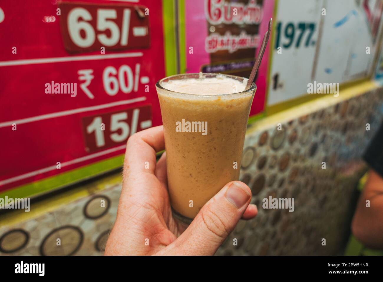 Un bicchiere di jigarthanda, una bevanda locale molto popolare fatta da sarsaparilla, zucchero e latte nella città di Madurai, Tamil Nadu, India. Foto Stock