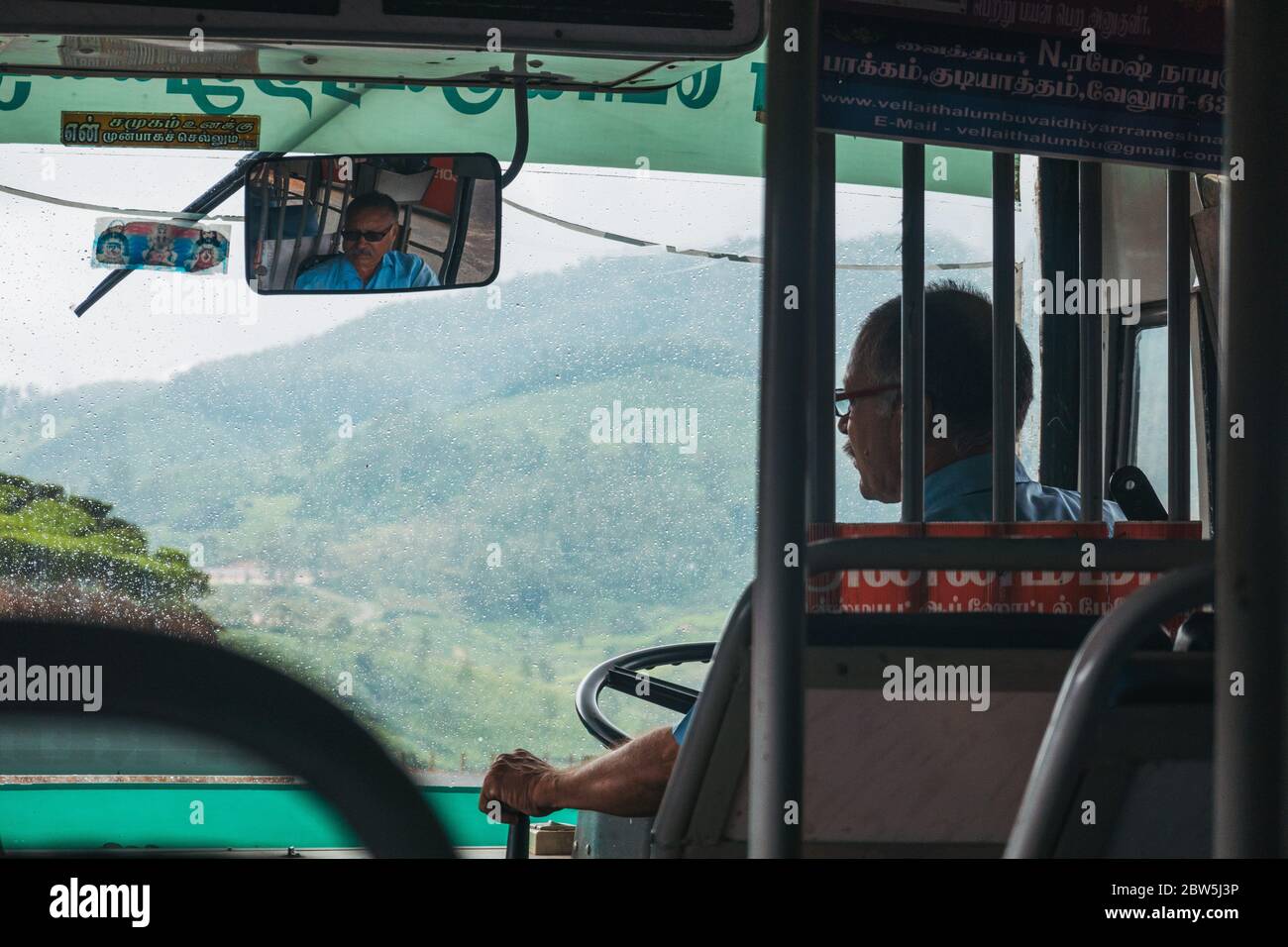 Un autista di autobus che guida un autobus a Tamil Nadu, India Foto Stock