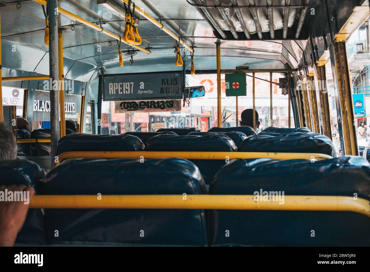 A bordo di un autobus governativo alla stazione degli autobus di Kumily, India Foto Stock