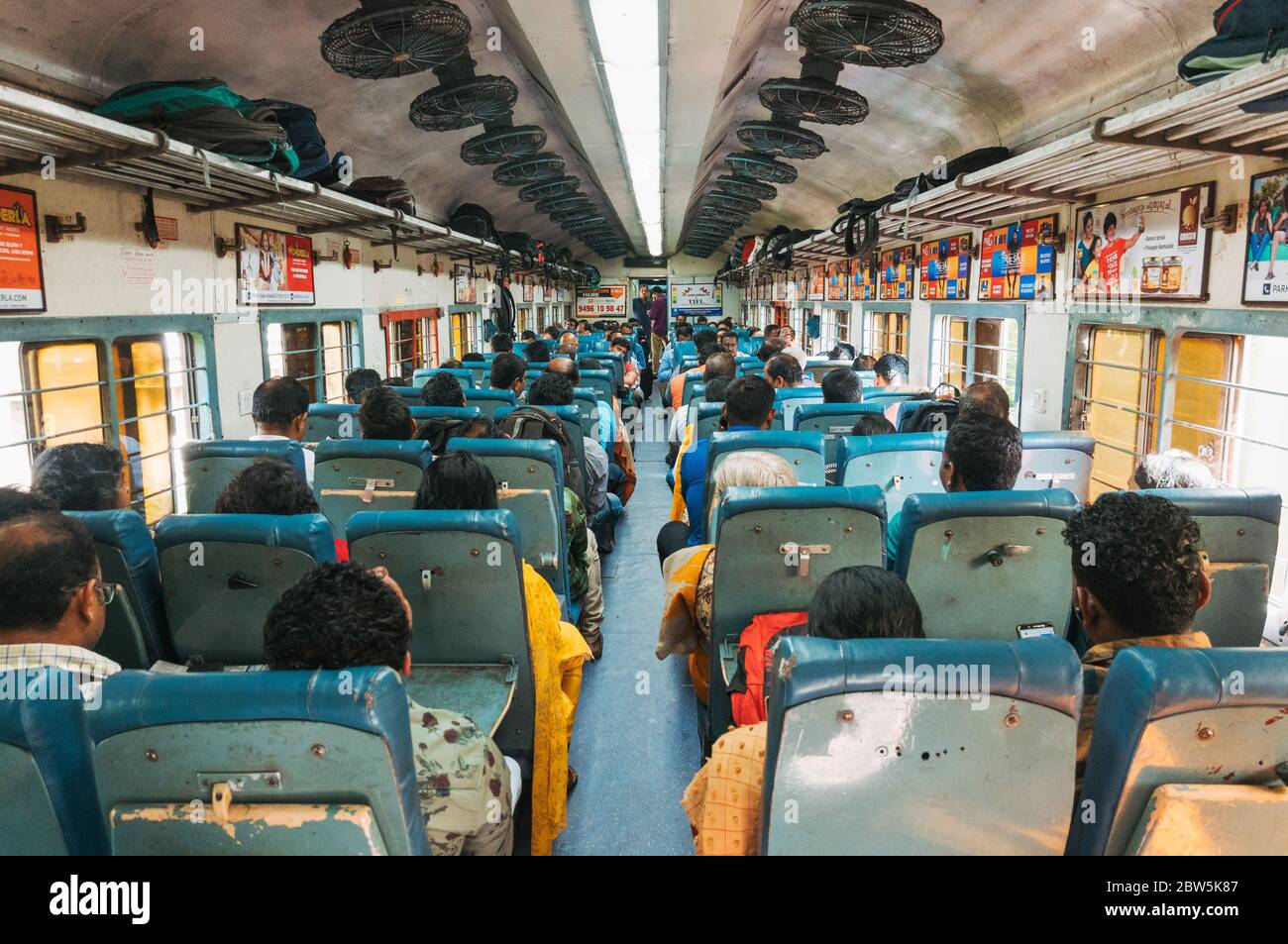 La cabina piena di pendolari indiani a bordo di un treno in Kerala, India Foto Stock