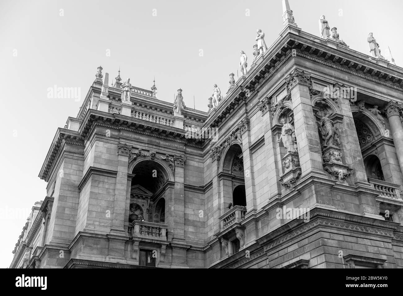 Vecchio edificio architettonico di Budapest in nero e bianco Foto Stock