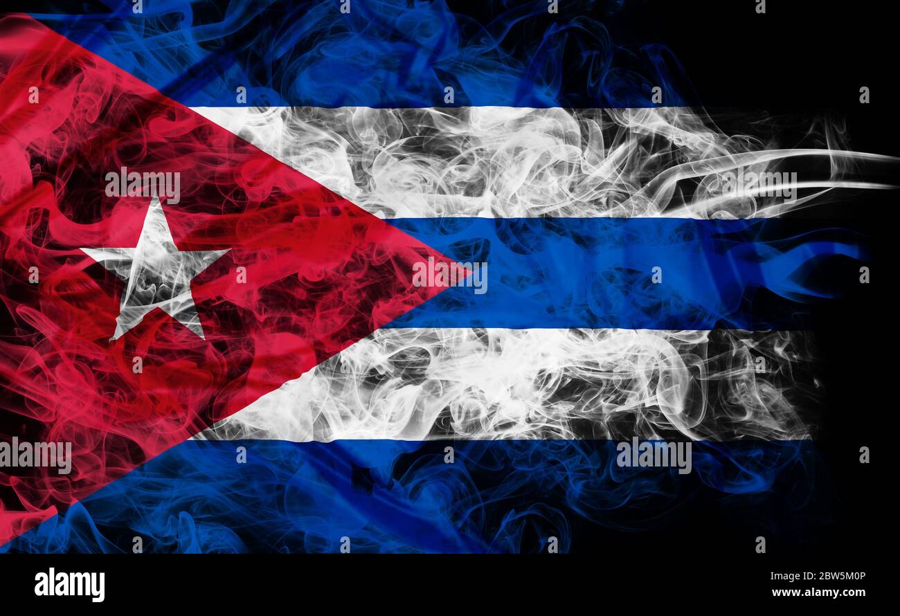 Forma fumata della bandiera nazionale cubana di Cuba isolata su sfondo nero. Concetto di business di crisi e tensioni commerciali internazionali, dovere di consuetudine Foto Stock