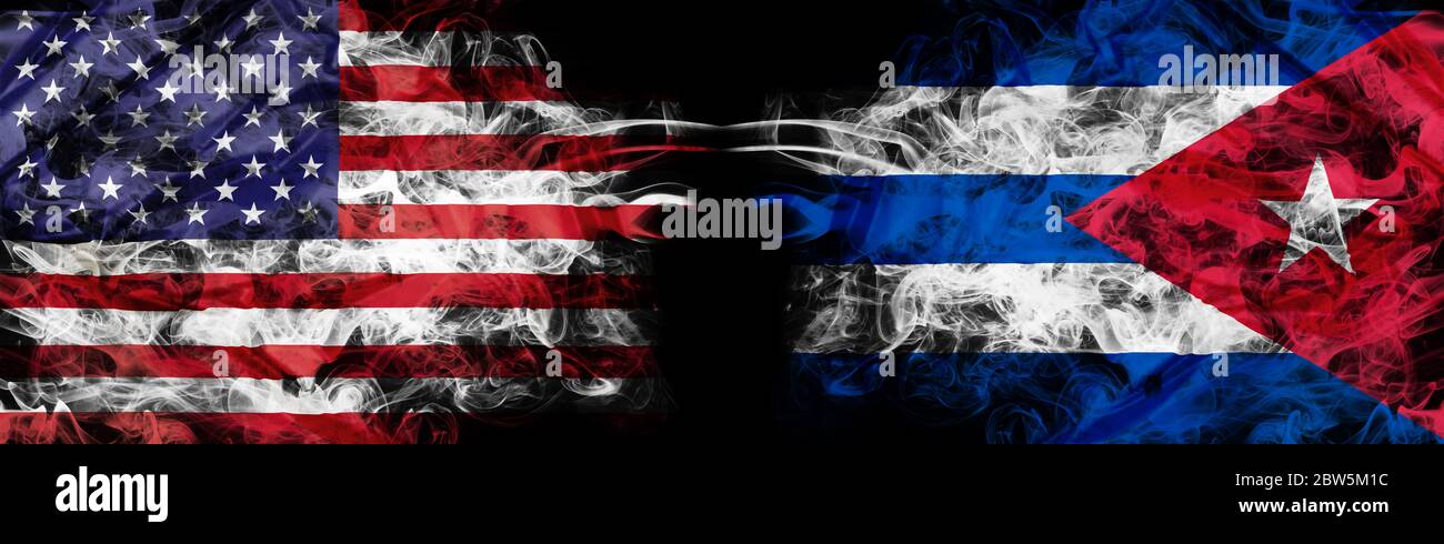 Bandiera americana e bandiera cubana fumata nera. Concetto di conflitto mondiale e guerra. Metafora commerciale America vs Cuba. Valuta di cambio del dollaro pesos Foto Stock
