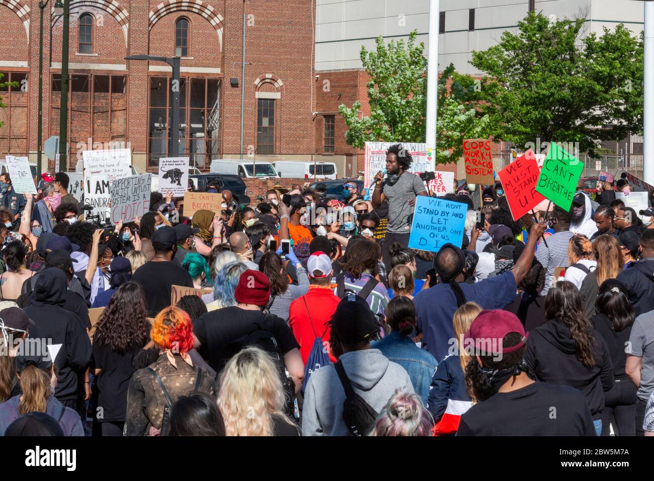 Detroit, Michigan, Stati Uniti. 29 maggio 2020. Migliaia di persone si sono alleate per protestare contro la brutalità della polizia e l'uccisione di George Floyd a Minneapolis. Credit: Jim West/Alamy Live News Foto Stock