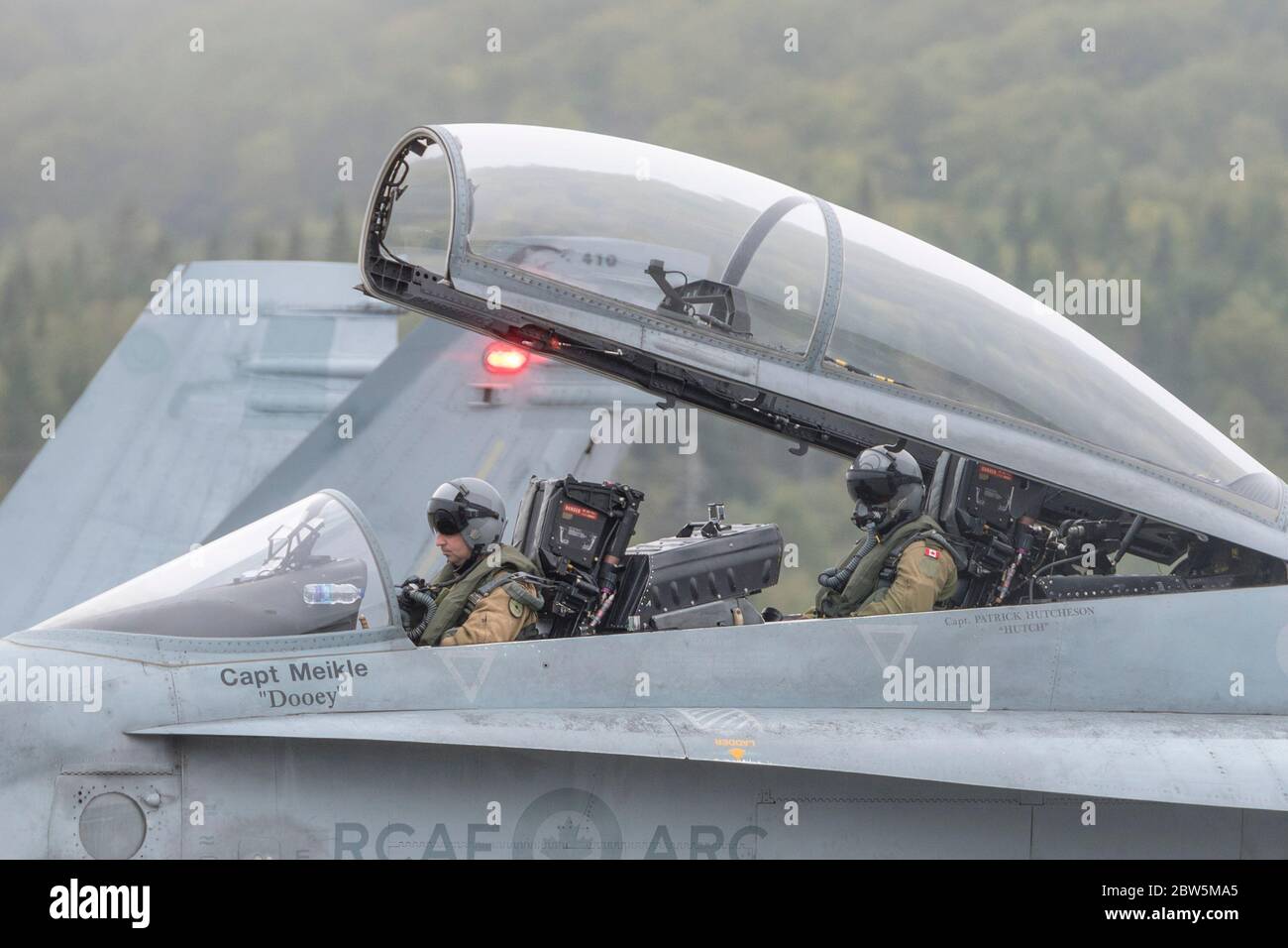 Saint John, New Brunswick, Canada - 17 settembre 2017: I piloti in un caccia CF-18 Hornet si preparano per il decollo dopo aver visitato Saint John. Foto Stock