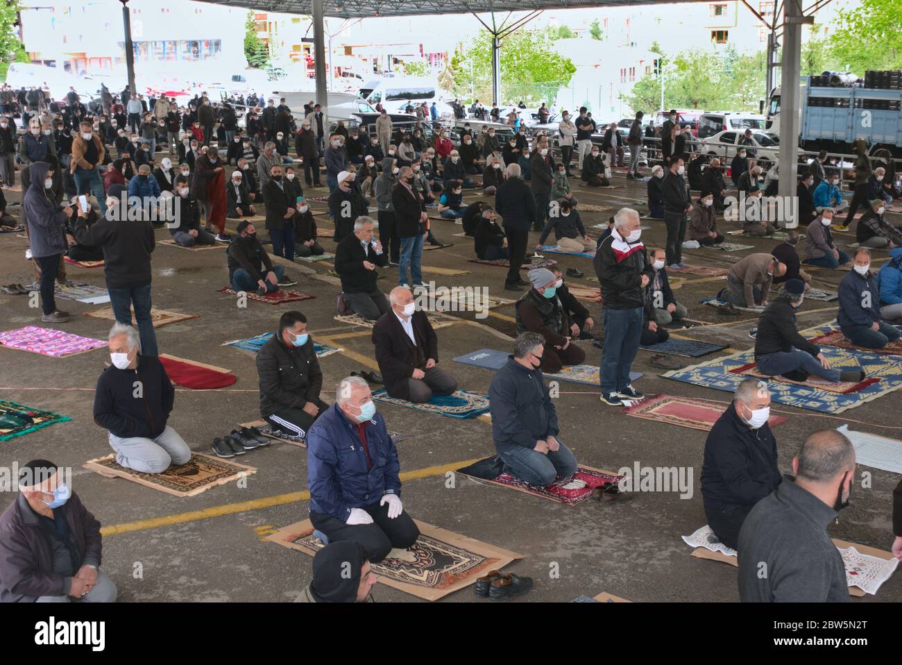 Ankara/Turchia - 29/05/2020: Gruppo di musulmani a distanza sociale che si siedono sul tappeto di preghiera nella prima preghiera di Jumah dopo 3 mesi di quarantena a Turke Foto Stock