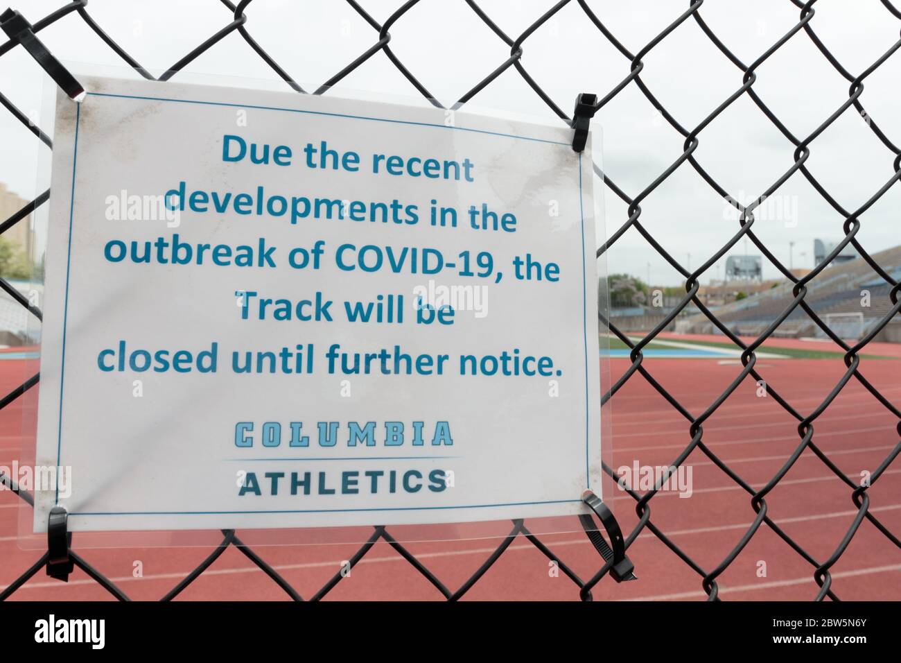 Un cartello della pista della Columbia University che dice di essere chiusa a causa del coronavirus o della pandemia del covid-19 Foto Stock