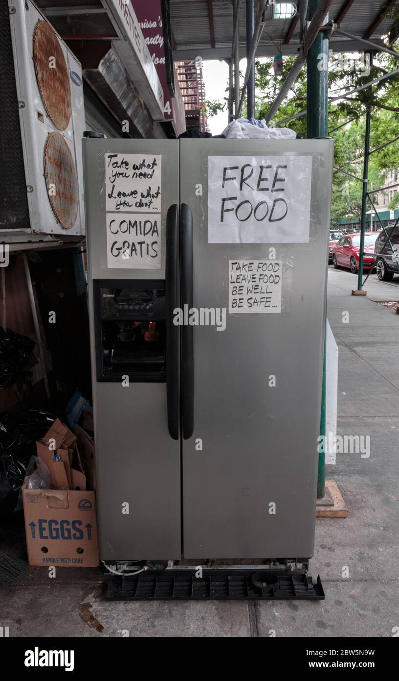 un frigorifero su un marciapiede di fronte ad un negozio invita la gente a prendere il cibo come necessario e lasciare il cibo per i bisognosi, un modo nuovo di aiutare i poveri Foto Stock