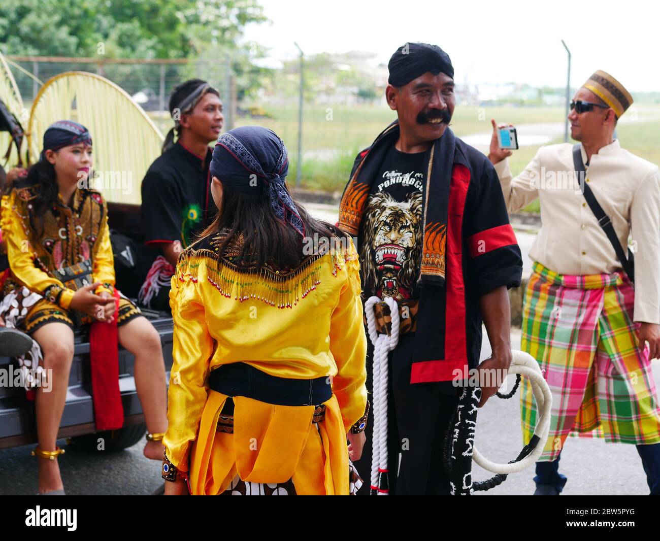 21 dicembre 2019-Tarakan, Indonesia: Partecipanti alla marcia culturale Nusantara con abiti tradizionali delle tribù in Indonesia Foto Stock