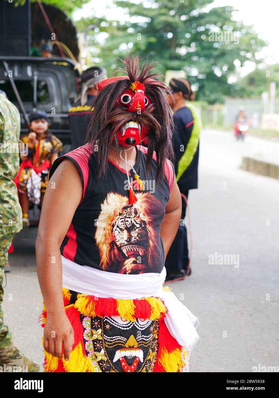 21 dicembre 2019-Tarakan, Indonesia: Partecipanti alla marcia culturale Nusantara con abiti tradizionali delle tribù in Indonesia Foto Stock
