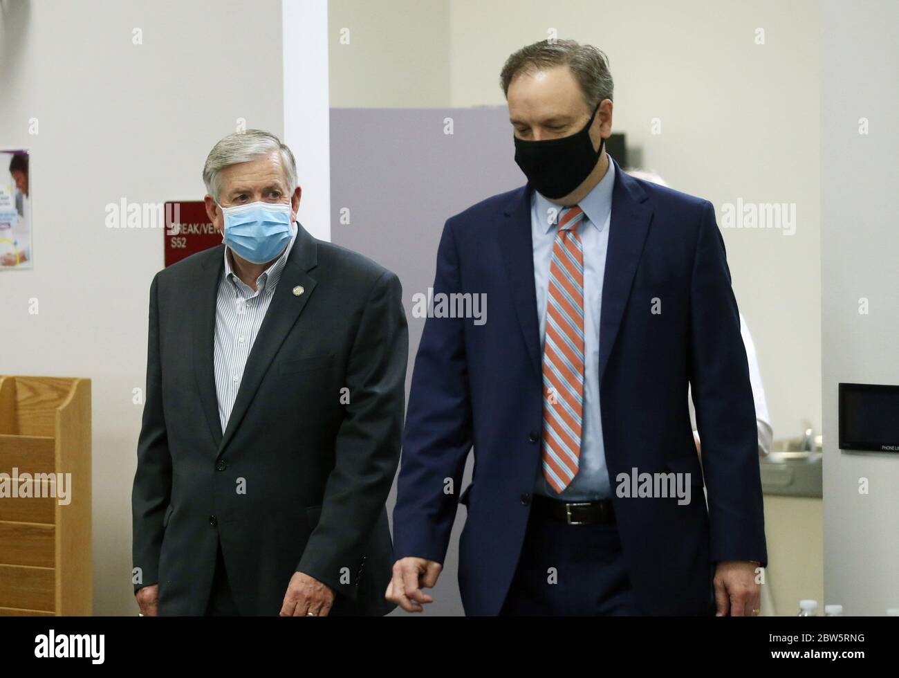 Clayton, Stati Uniti. 29 maggio 2020. Il governatore del Missouri Mike Parson (L) e il Dr. Sam Page, direttore esecutivo della contea di St. Louis, entrano nella stanza per parlare con i giornalisti, a Clayton, Missouri, venerdì 29 maggio 2020. Parson ha dato l'aggiornamento del coronavirus di Stato, estendendo la fase 1 del piano di apertura degli stati al 15 giugno 2020. Photo by Bill Greenblatt/UPI Credit: UPI/Alamy Live News Foto Stock
