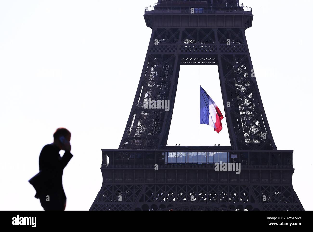 Parigi, Francia. 15 maggio 2020. Un uomo effettua una telefonata vicino alla Torre Eiffel a Parigi, Francia, 15 maggio 2020. L'istituto nazionale francese di statistica INSEE ha dichiarato il 29 maggio che il prodotto interno lordo (PIL) della Francia è stato rivisto in diminuzione di 0.5 punti, a meno del 5.3% per i primi tre mesi dell'anno. Credit: Gao Jing/Xinhua/Alamy Live News Foto Stock