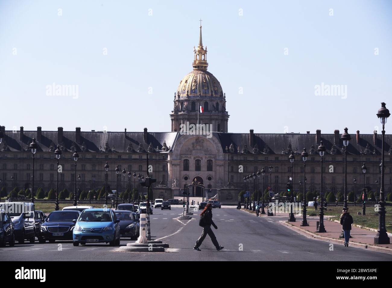 Parigi, Francia. 15 maggio 2020. L'Hotel des Invalides è visto a Parigi, Francia, 15 maggio 2020. L'istituto nazionale francese di statistica INSEE ha dichiarato il 29 maggio che il prodotto interno lordo (PIL) della Francia è stato rivisto in diminuzione di 0.5 punti, a meno del 5.3% per i primi tre mesi dell'anno. Credit: Gao Jing/Xinhua/Alamy Live News Foto Stock