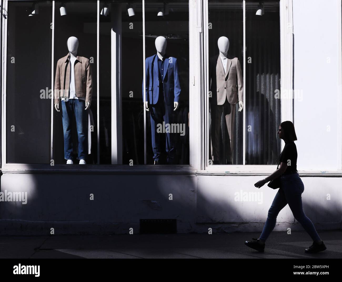 Parigi, Francia. 29 maggio 2020. Una donna cammina davanti alla finestra di una boutique a Parigi, Francia, 29 maggio 2020. L'istituto nazionale francese di statistica INSEE ha dichiarato il 29 maggio che il prodotto interno lordo (PIL) della Francia è stato rivisto in diminuzione di 0.5 punti, a meno del 5.3% per i primi tre mesi dell'anno. Credit: Gao Jing/Xinhua/Alamy Live News Foto Stock