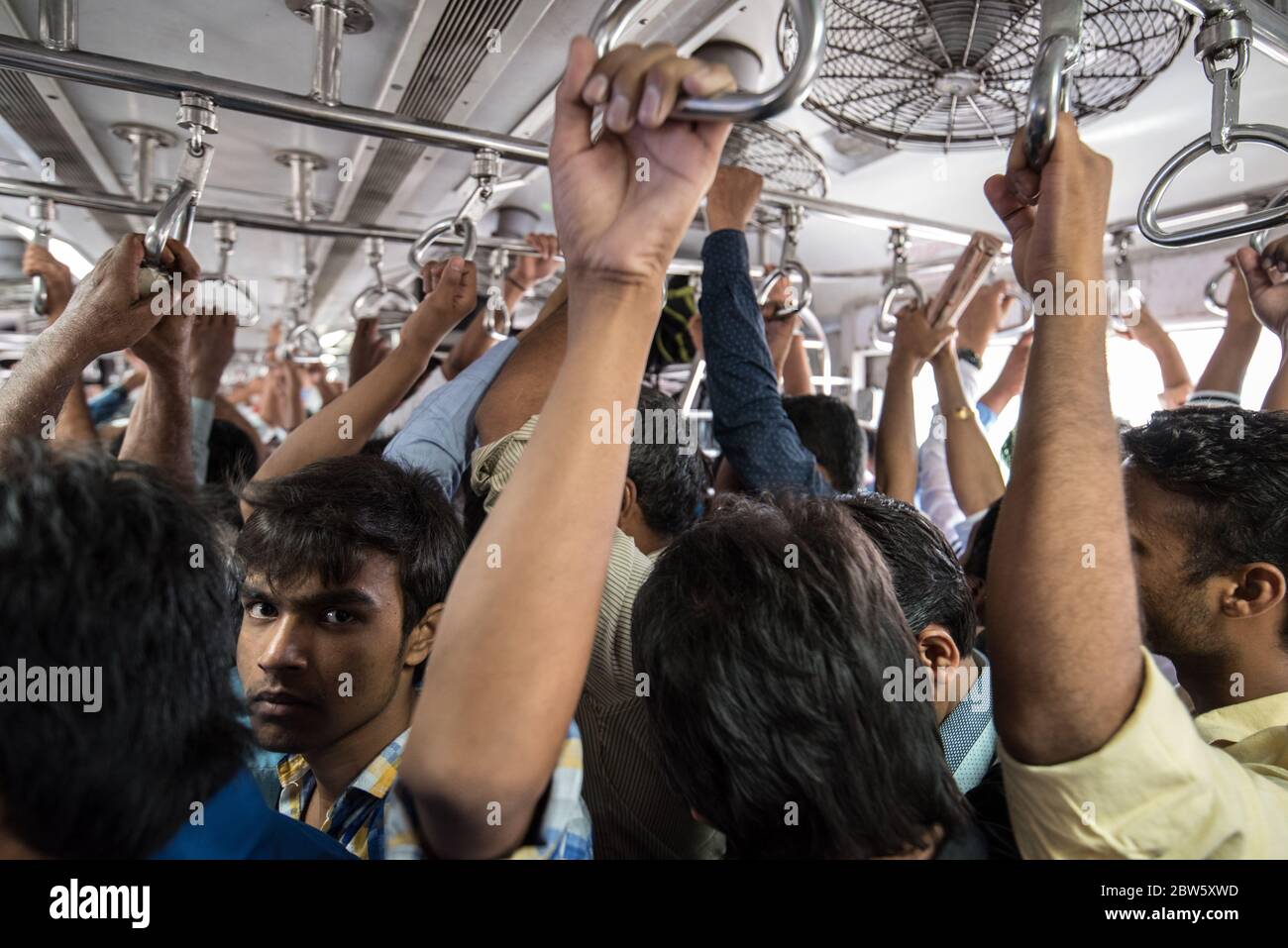Passeggeri su un treno affollato per pendolari di Mumbai. Mumbai, India. Foto Stock