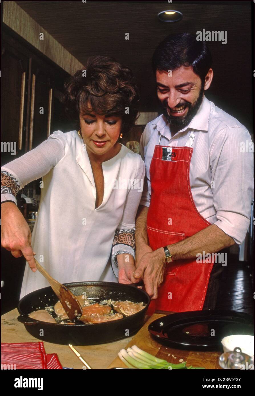 Elizabeth Taylor in cucina a casa con una lezione di cucina con lo chef Nick Grippo, Bel Air, CA Foto Stock
