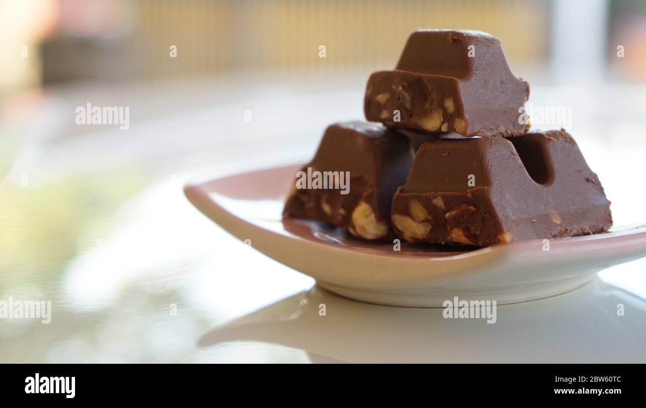 Barrette di cioccolato riempite di fagioli su un piatto Foto Stock