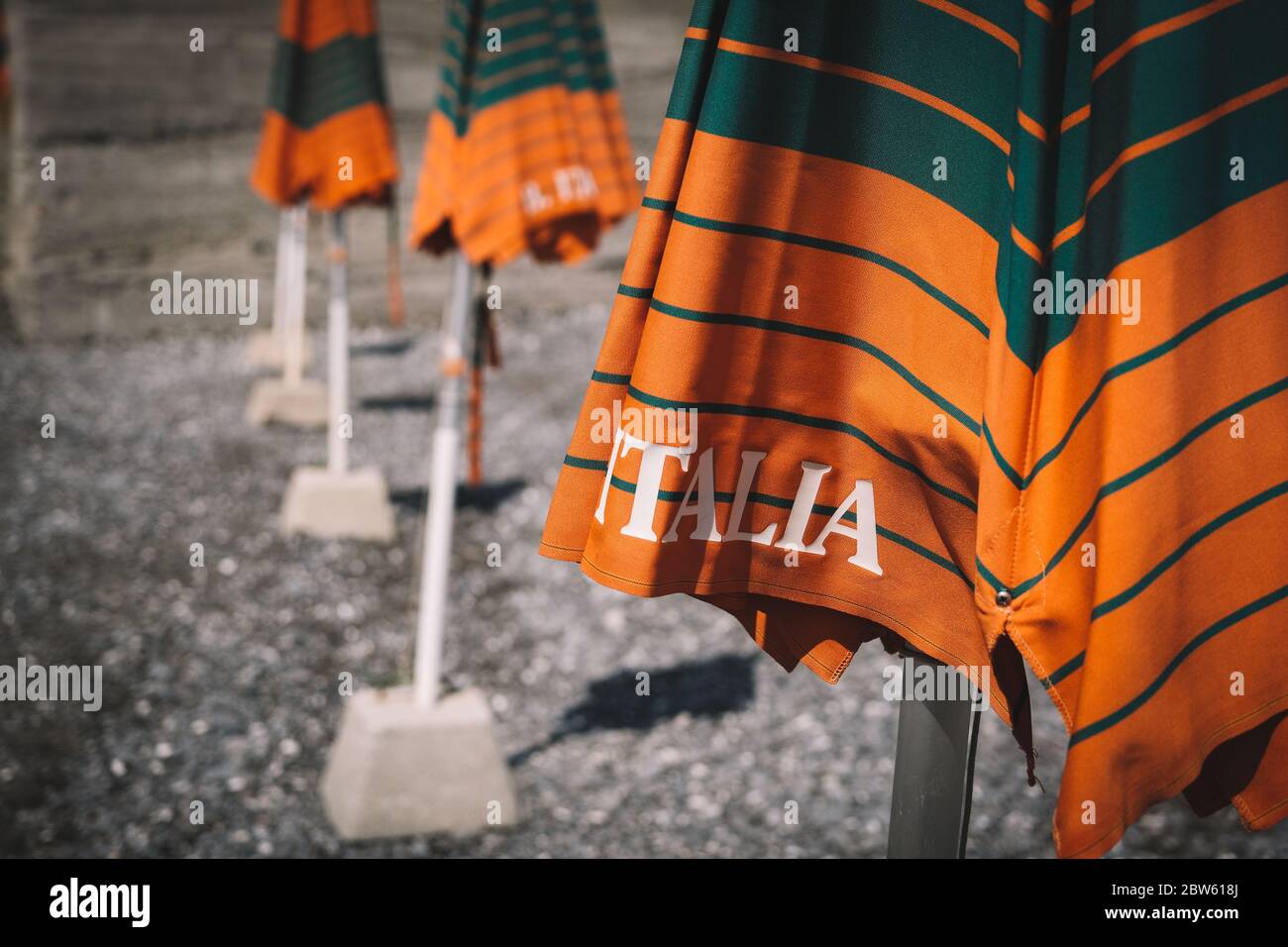 Genova, Italia. 29 maggio 2020. Gli ombrelloni sono posti su una spiaggia a Genova, 29 maggio 2020. Dopo che alcune restrizioni al movimento delle persone imposte dal marzo 10 con il blocco sono state gradualmente revocate nelle ultime settimane, viaggiare all'interno della stessa regione di residenza è stato permesso solo dal maggio 18. Il prossimo passo del calendario ufficiale del governo sarebbe, infatti, quello di riaprire i movimenti tra le regioni italiane entro il 3 giugno. Credit: Federico Tardito/Xinhua/Alamy Live News Foto Stock