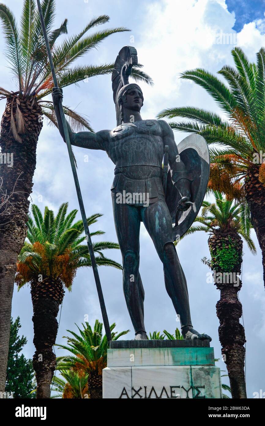 ACHILLEION PALACE, isola di CORFU, GRECIA - SET 07 2016: Statua dell'eroe greco Achilles Foto Stock