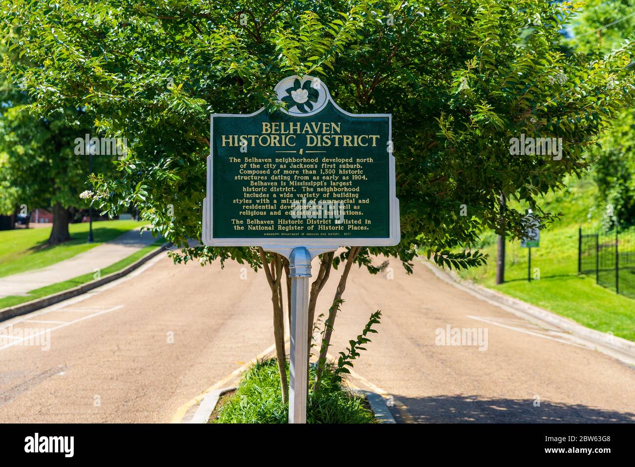 Jackson, MS, USA / 25 maggio 2020: Segno storico per il quartiere storico di Belhaven a Jackson, Mississippi, che è sul registro nazionale o Foto Stock