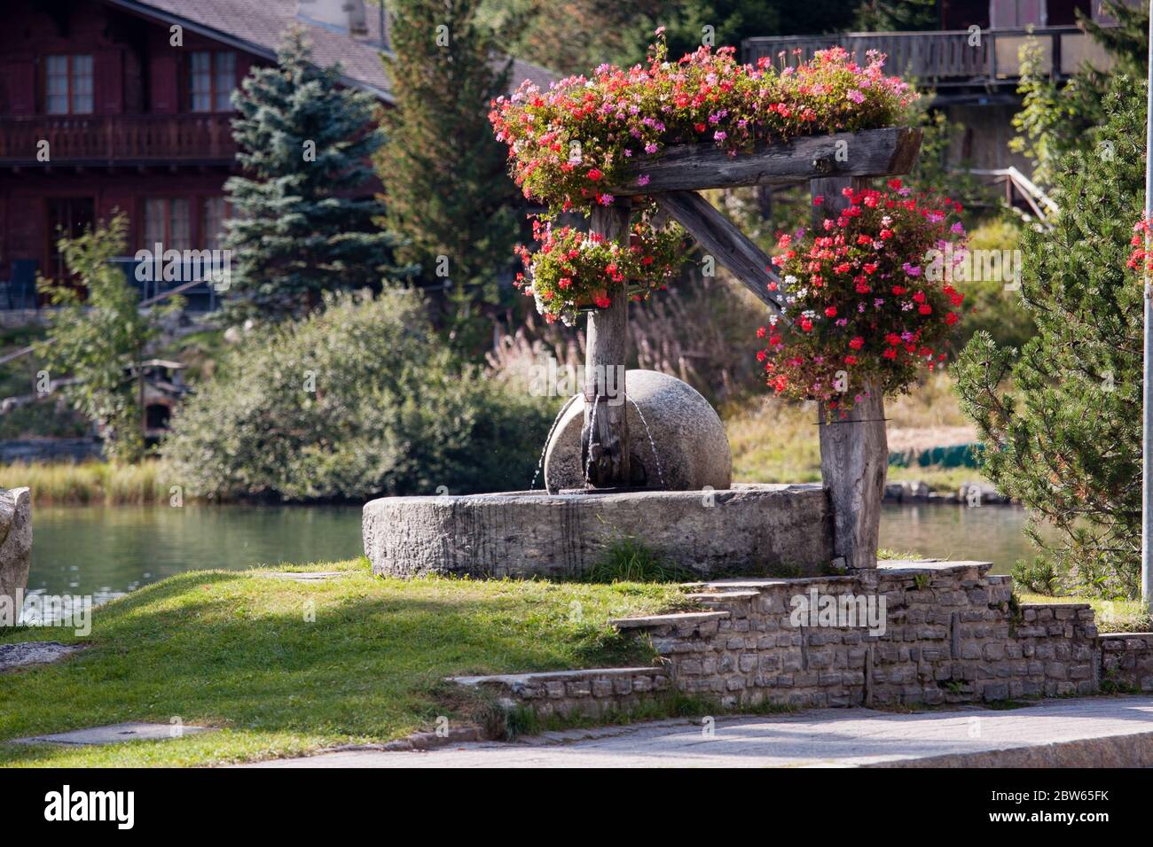 Fontana fiorita a Champex, Svizzera Foto Stock