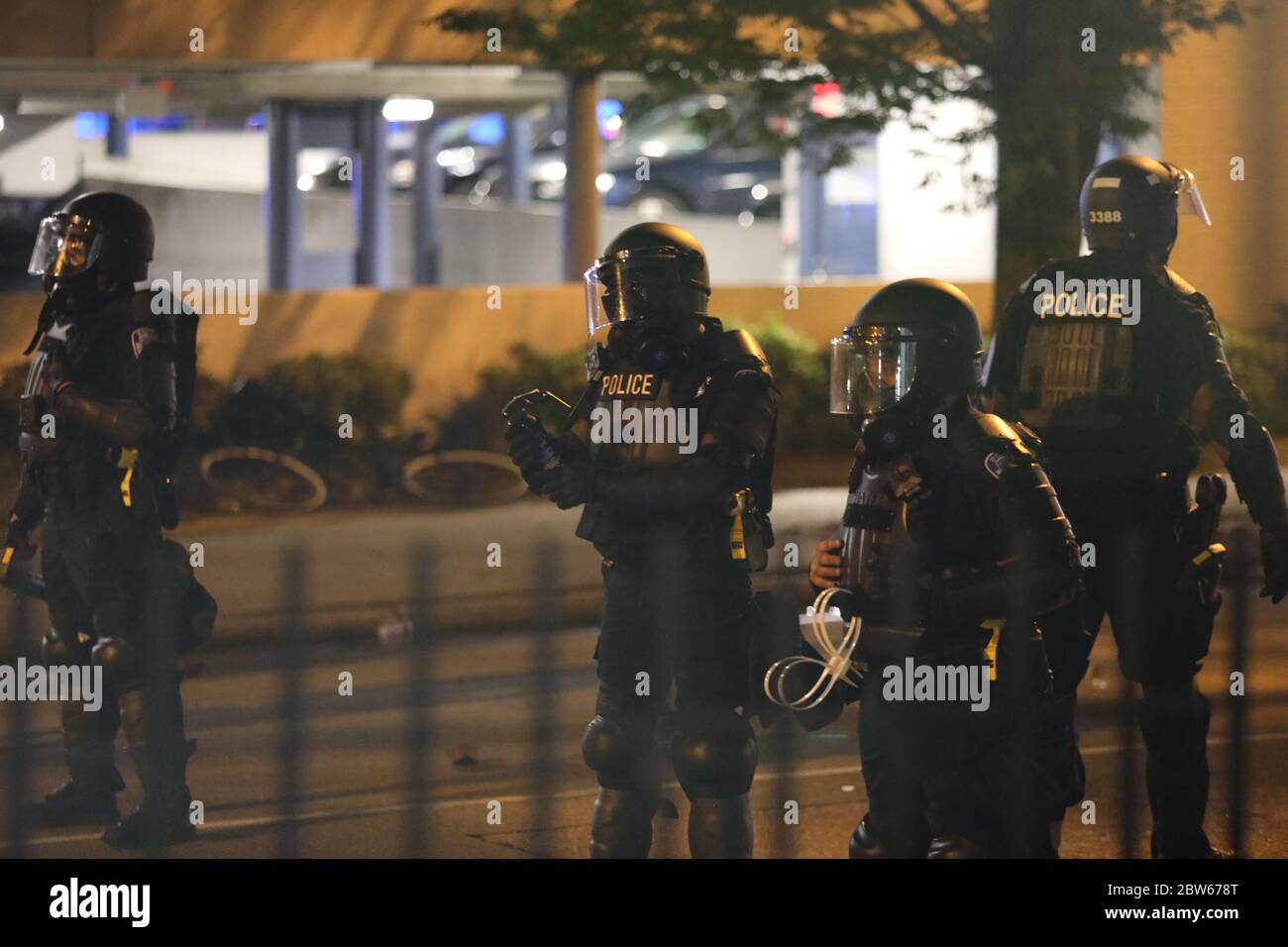 Richmond, Virginia, Stati Uniti. 30 maggio 2020. sulla scia della morte dei dimostranti George Floyd marciano e si scontrano con la polizia a Richmond. Foto Stock