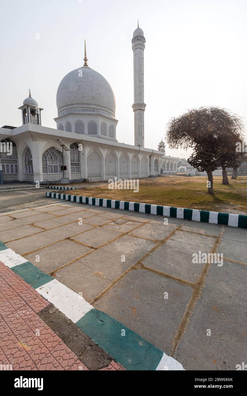 Vista della cupola e della guglia del famoso santuario di Hazratbal a Srinagar in Kashmir Foto Stock