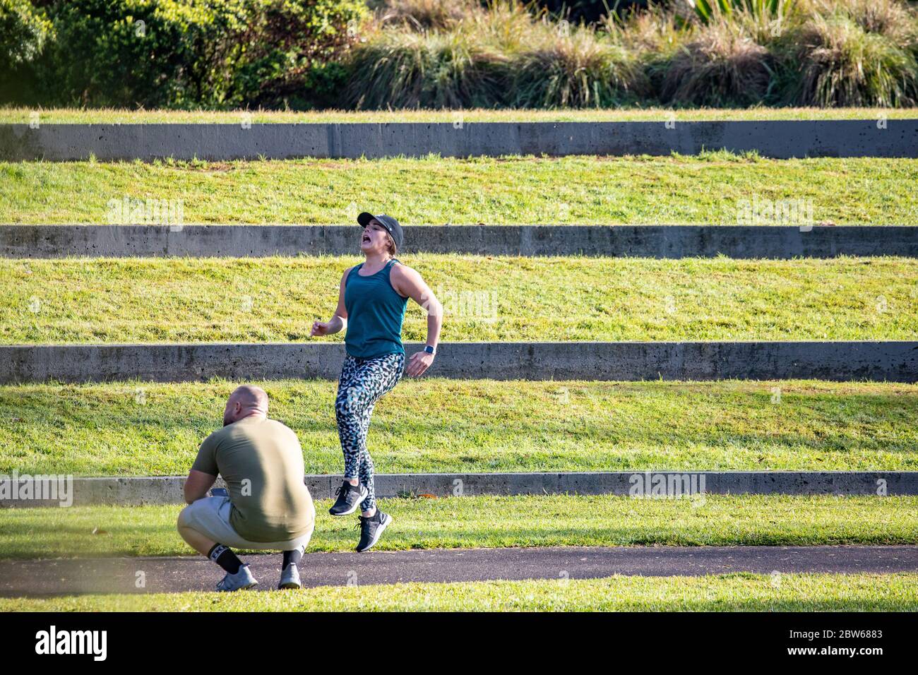 Le Signore di Sydney si esercitano in un parco a Mona vale, in Australia Foto Stock
