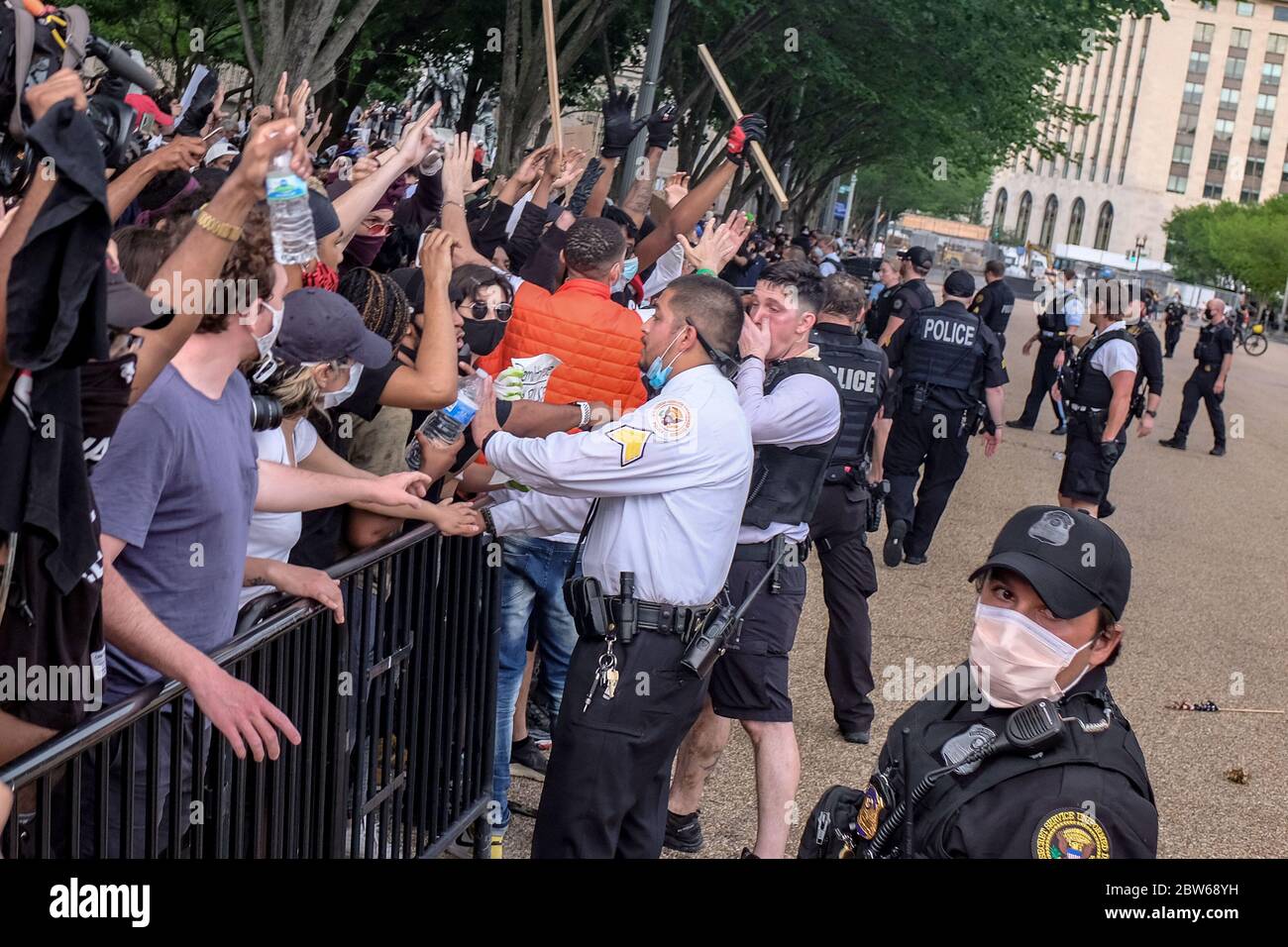 Washington, Stati Uniti. 30 maggio 2020. I manifestanti devono affrontare le linee di polizia mentre protestano per l'uccisione di George Floyd in Minnesota, a Washington, DC venerdì 29 maggio 2020. Venerdì scorso, il poliziotto di Minneapolis Derek Chauvin è stato arrestato e accusato di omicidio di terzo grado e di massacro. Foto di Alex Wroblewski/UPI Credit: UPI/Alamy Live News Foto Stock