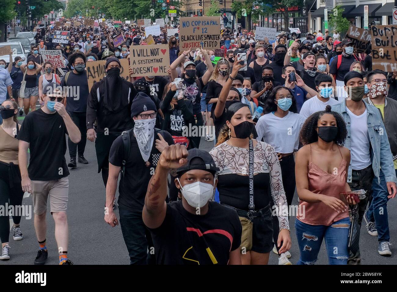 Washington, Stati Uniti. 30 maggio 2020. I manifestanti scendono in piazza per protestare contro l'uccisione di George Floyd in Minnesota, a Washington, DC, venerdì 29 maggio 2020. Venerdì scorso, il poliziotto di Minneapolis Derek Chauvin è stato arrestato e accusato di omicidio di terzo grado e di massacro. Foto di Alex Wroblewski/UPI Credit: UPI/Alamy Live News Foto Stock
