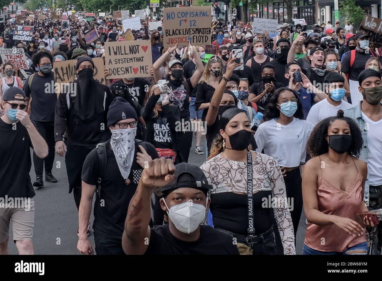 Washington, Stati Uniti. 30 maggio 2020. I manifestanti scendono in piazza per protestare contro l'uccisione di George Floyd in Minnesota, a Washington, DC, venerdì 29 maggio 2020. Venerdì scorso, il poliziotto di Minneapolis Derek Chauvin è stato arrestato e accusato di omicidio di terzo grado e di massacro. Foto di Alex Wroblewski/UPI Credit: UPI/Alamy Live News Foto Stock