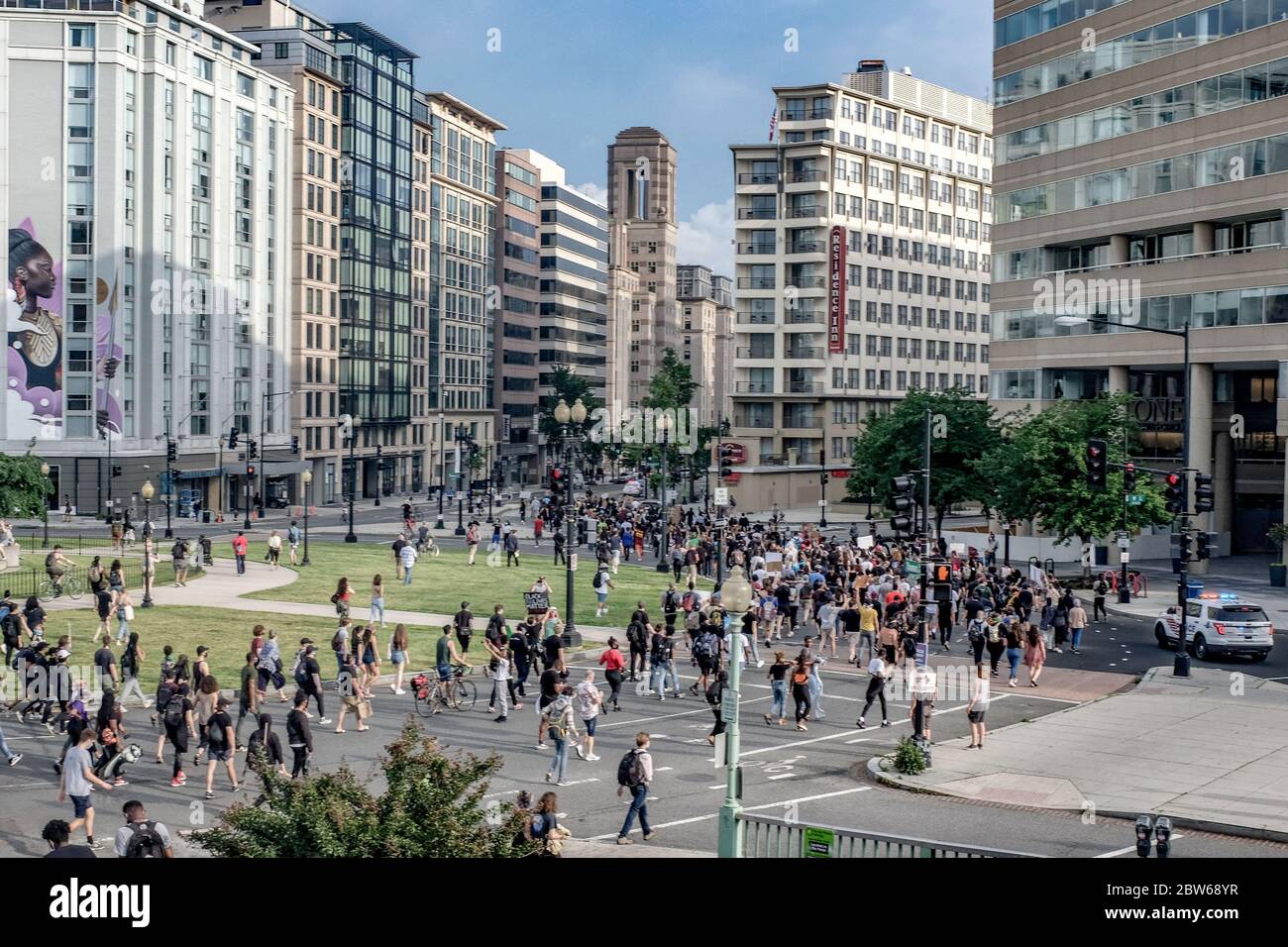 Washington, Stati Uniti. 30 maggio 2020. I manifestanti scendono in piazza per protestare contro l'uccisione di George Floyd in Minnesota, a Washington, DC, venerdì 29 maggio 2020. Venerdì scorso, il poliziotto di Minneapolis Derek Chauvin è stato arrestato e accusato di omicidio di terzo grado e di massacro. Foto di Alex Wroblewski/UPI Credit: UPI/Alamy Live News Foto Stock