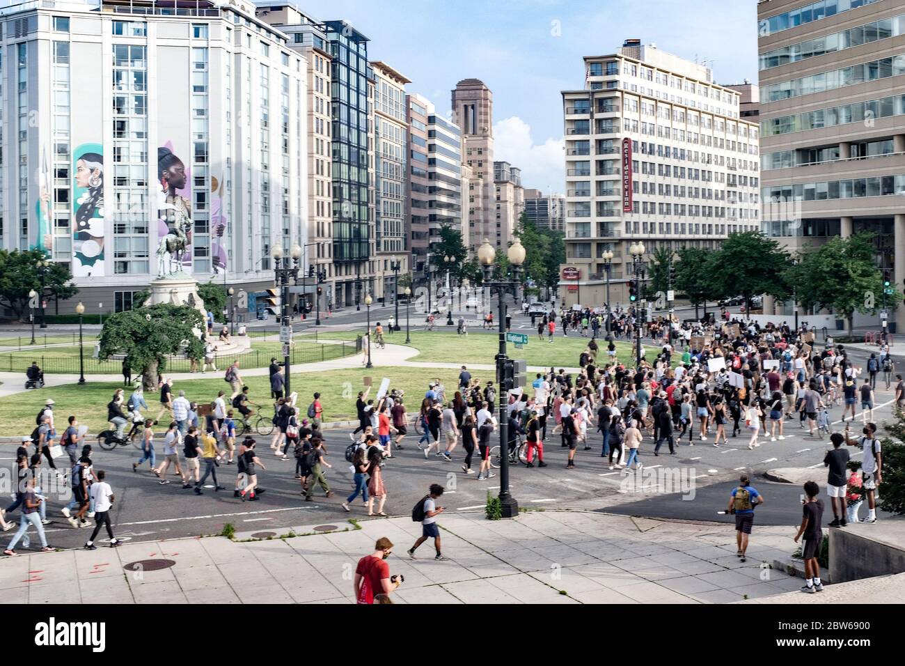 Washington, Stati Uniti. 30 maggio 2020. I manifestanti scendono in piazza per protestare contro l'uccisione di George Floyd in Minnesota, a Washington, DC, venerdì 29 maggio 2020. Venerdì scorso, il poliziotto di Minneapolis Derek Chauvin è stato arrestato e accusato di omicidio di terzo grado e di massacro. Foto di Alex Wroblewski/UPI Credit: UPI/Alamy Live News Foto Stock