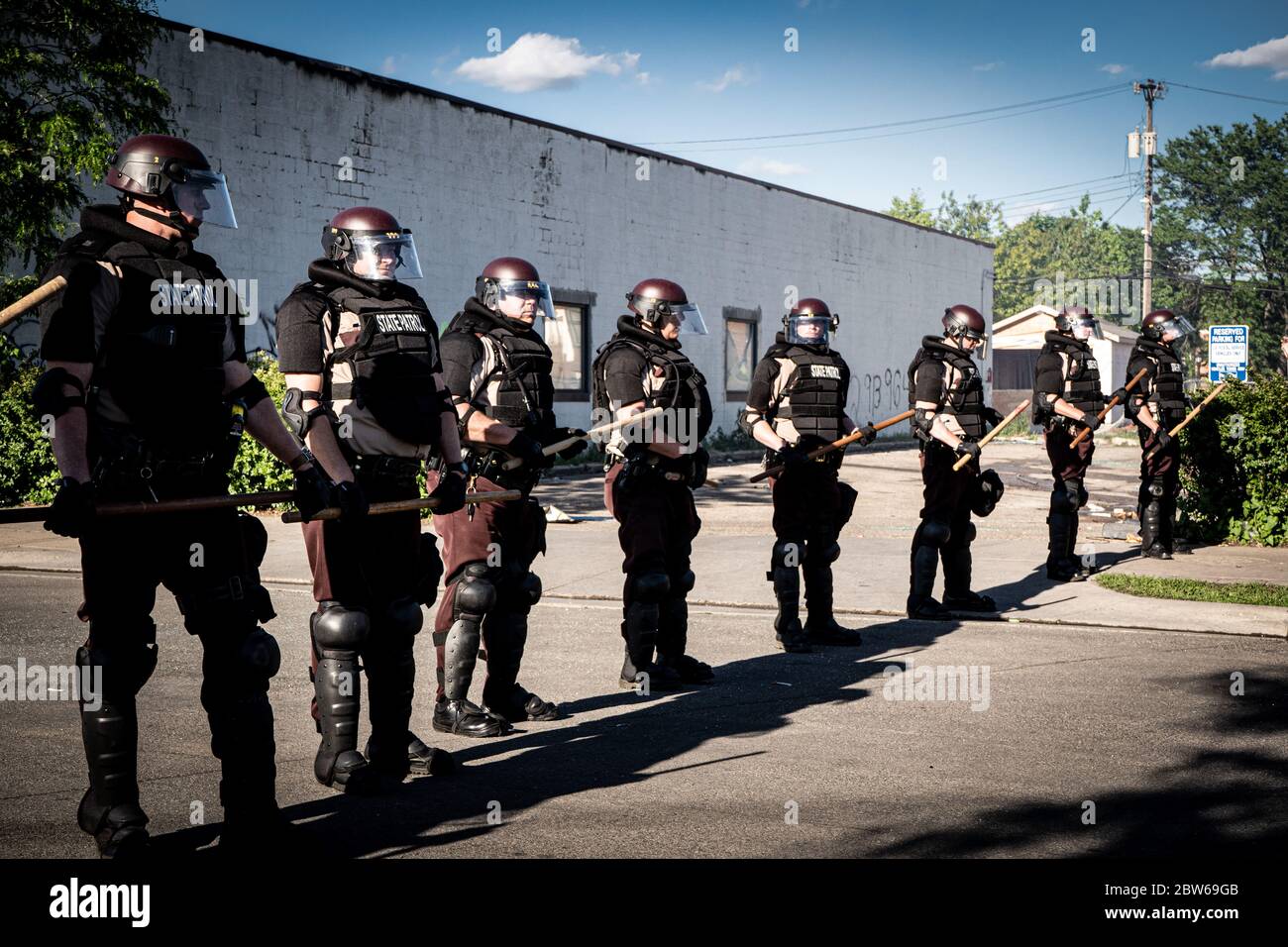 ufficiali di polizia di pattuglia dello stato che si stanno levando in guardia contro le rivolte di minneapolis e controllano manifestanti e manifestanti con club Foto Stock