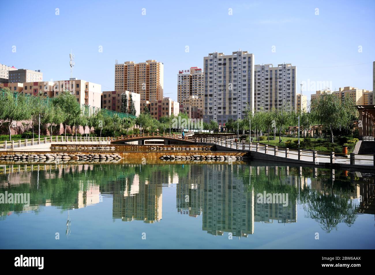 Hotan, la regione autonoma cinese di Xinjiang Uygur. 28 Maggio 2020. Una vista del Parco del Lago di Yuquan è vista nella città di Hotan, regione autonoma di Xinjiang Uygur, nella Cina nord-occidentale, 28 maggio 2020. Situata a sud del deserto di Taklimakan, Hotan City ha assunto un nuovo aspetto, mentre l'ambiente di vita è migliorato molto con la modernizzazione delle infrastrutture. Credit: Notizie dal vivo Sadat/Xinhua/Alamy Foto Stock