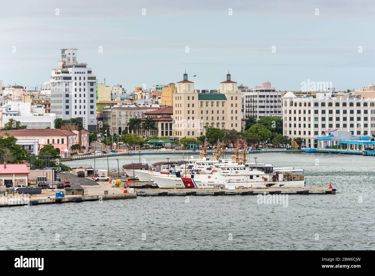 San Juan, Porto Rico - 30 aprile 2019: Il settore della Guardia Costiera americana con navi in primo piano e lo skyline della città sullo sfondo di un clou Foto Stock