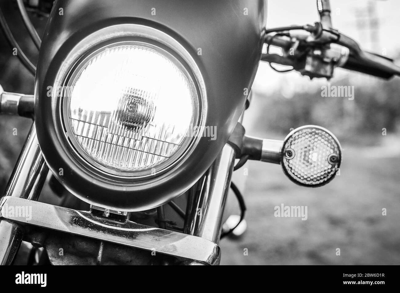 Foto in bianco e nero del parcheggio per motociclette sulla strada Foto Stock
