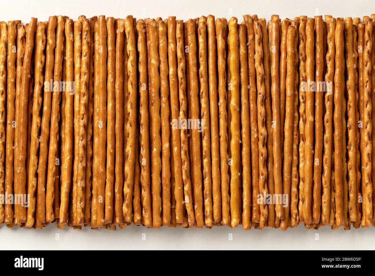 I bastoncini di pretzel salati croccanti si avvicinano di fila Foto Stock