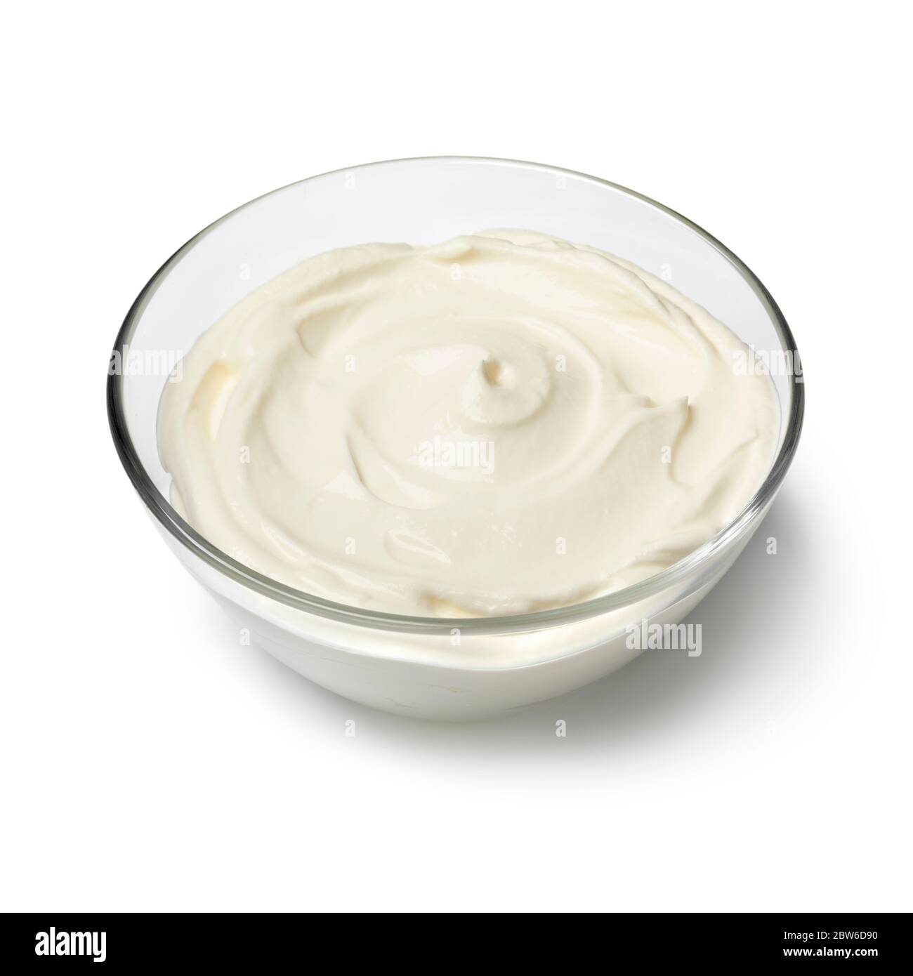 Crema fresca e semplice in una ciotola isolata su fondo bianco Foto Stock