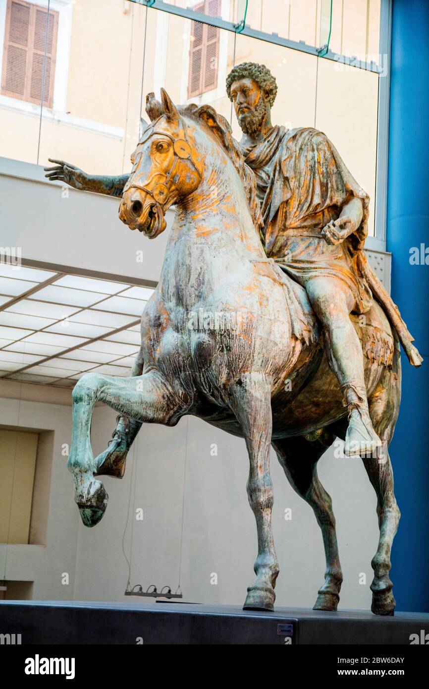Statua equestre in bronzo dorato di Marco Aurelio nel Museo Capitolino di Roma Foto Stock