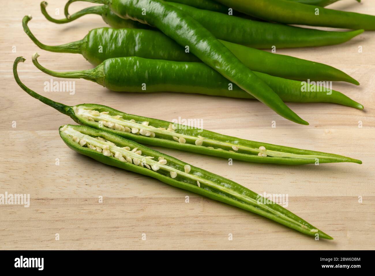 Peperoncino fresco e verde a fette con semi da vicino Foto Stock