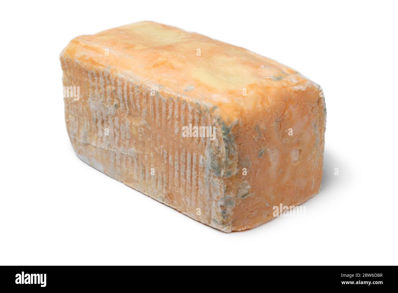 Pezzo di tradizionale dop Taleggio da vicino isolato su sfondo bianco Foto Stock