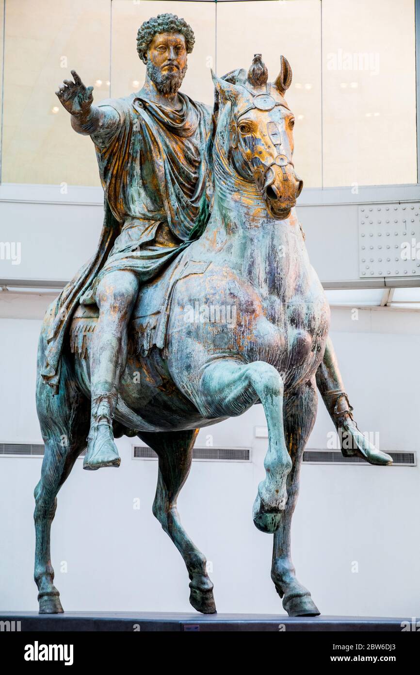Statua equestre in bronzo dorato di Marco Aurelio nel Museo Capitolino di Roma Foto Stock