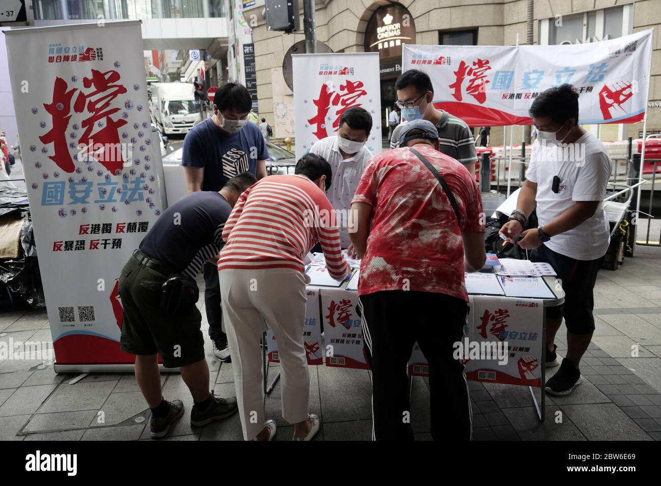 Hong Kong, Cina. 29 maggio 2020. I residenti firmano una petizione a sostegno della legislazione nazionale sulla sicurezza presso uno stand di strada a Hong Kong, Cina meridionale, 29 maggio 2020. Credit: Wang Shen/Xinhua/Alamy Live News Foto Stock