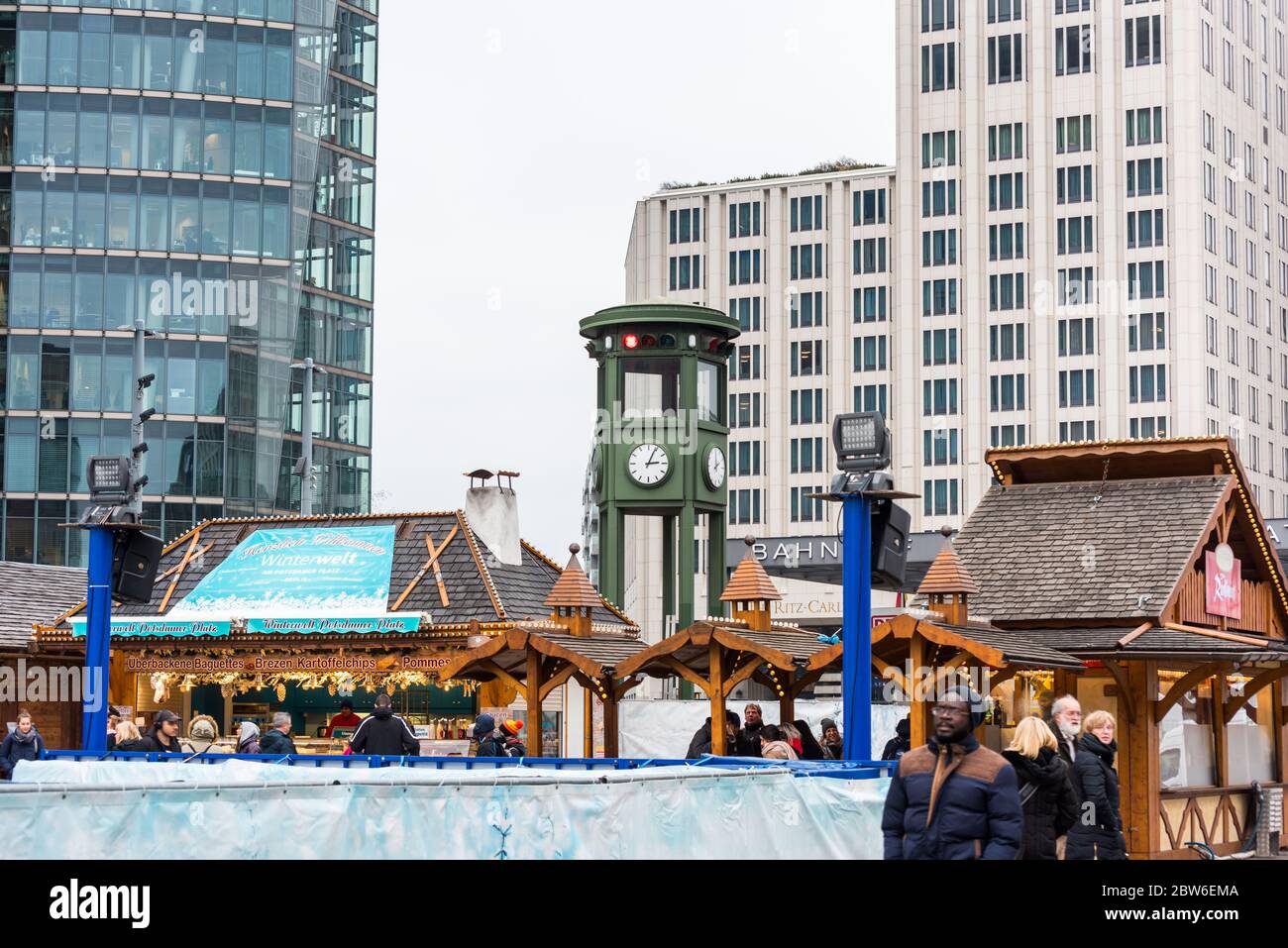 Mercatino di Natale presso la stazione ferroviaria Berlin Bahnhof Potsdamer Platz , la stazione ferroviaria S-bahn nel centro di Berlino, è una delle stazioni centrali della metropolitana di Berlino Foto Stock