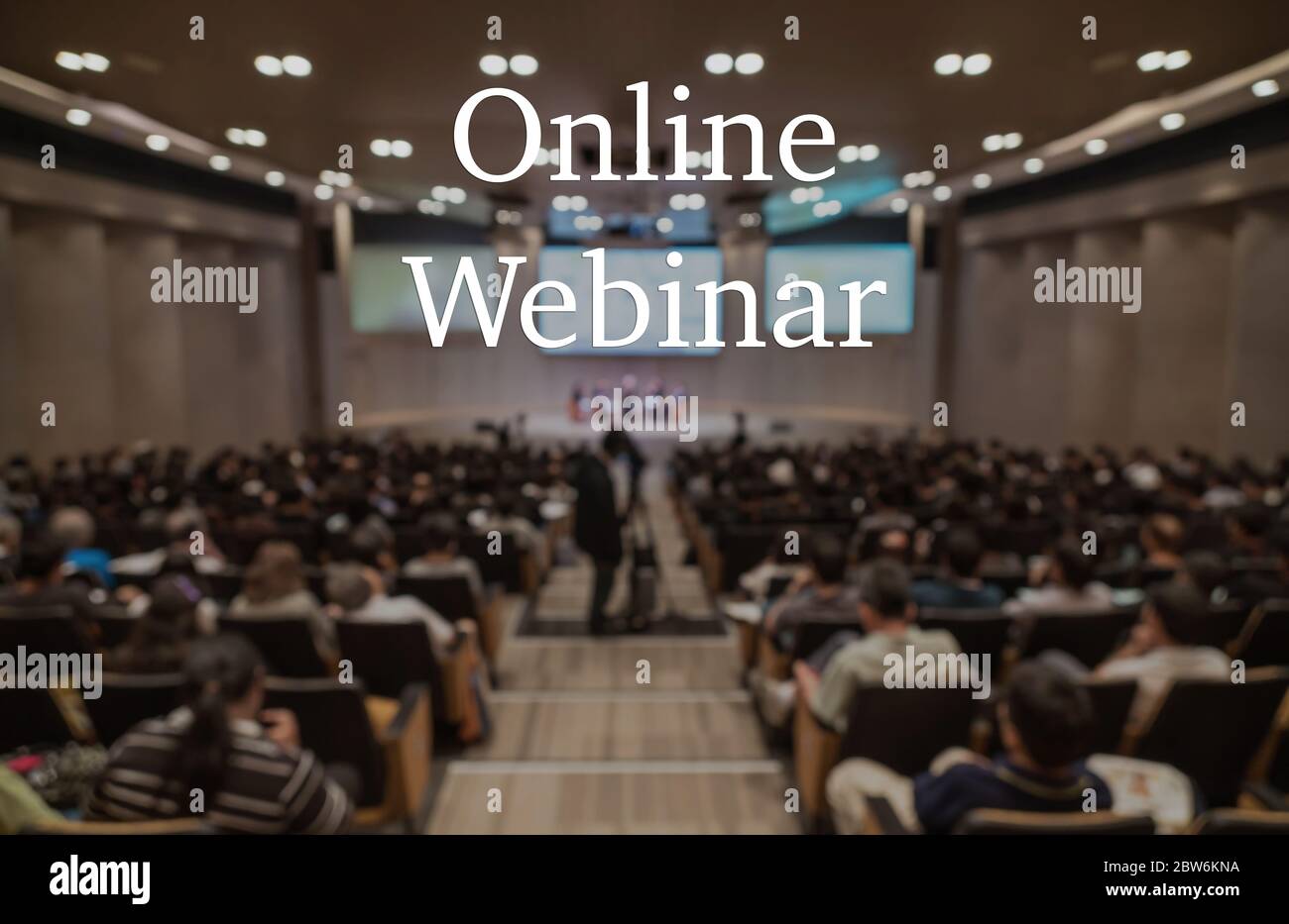 Webinar online testo su sfocatura foto di sala conferenze o sala seminari senza sfondo partecipanti, offline è finita, trasmissione online e televisio Foto Stock