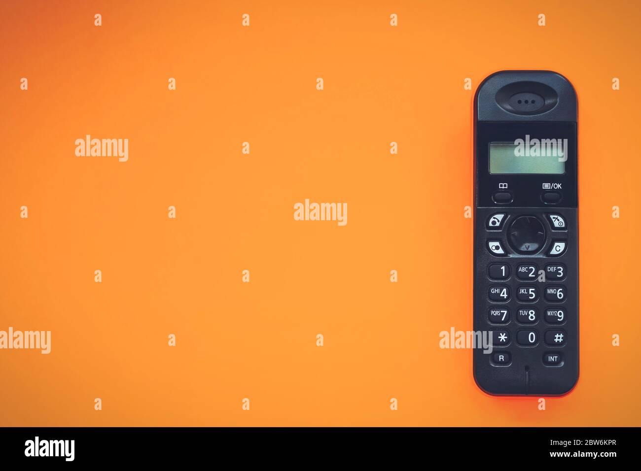 Telefono senza fili, radiotelefono, telefono senza fili dect, radiotelefono, radio su sfondo arancione Foto Stock