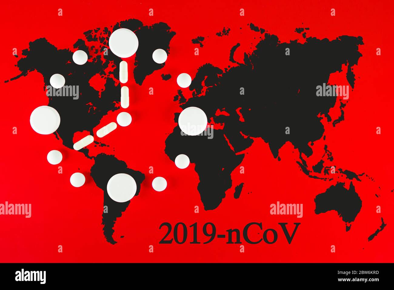 Orologio fatto di tavolette bianche su sfondo rosso con mappa del mondo. Mappa mondiale della distributionCoronavirus Covid-19 , Paesi con Covid-19, Mappa Covid 19. C Foto Stock