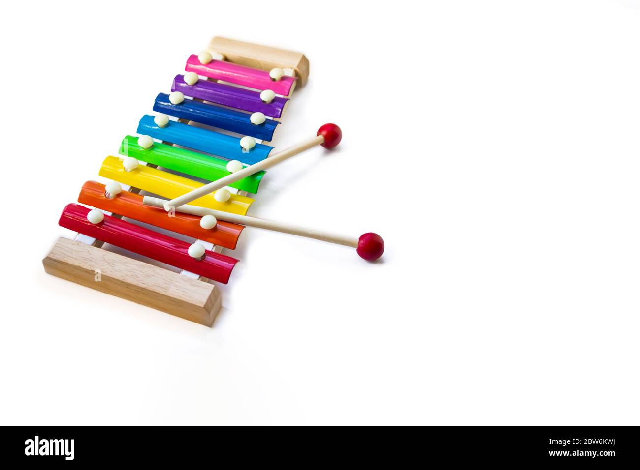 Rainbow colorato in legno giocattolo 8 tonalità Xylofone glockenspiel isolato su sfondo bianco con tracciato di ritaglio. CopySpace Foto Stock