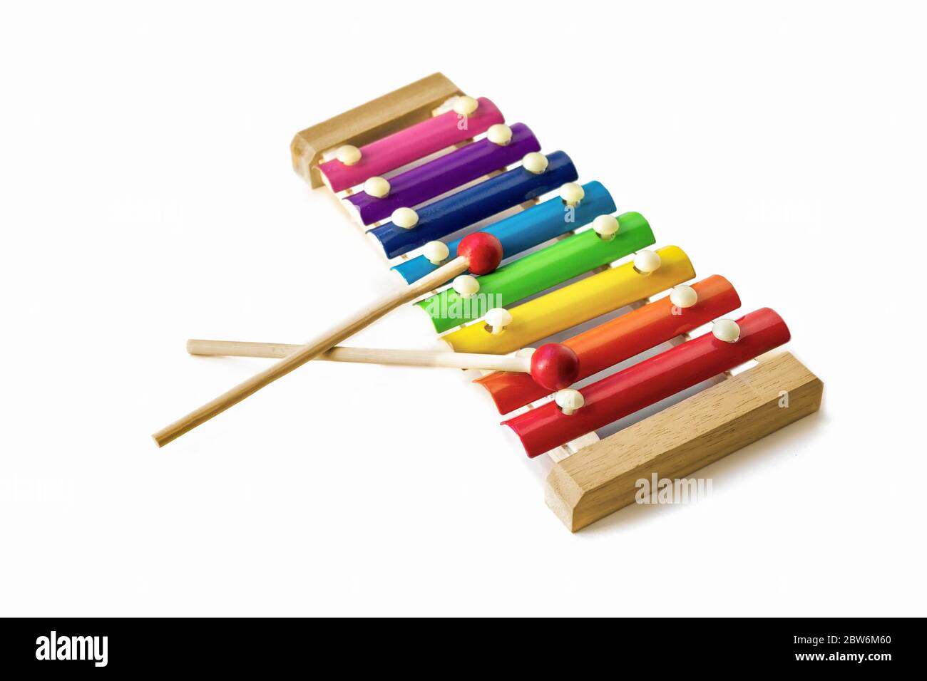 Rainbow colorato Glockenspiel in legno 8 tonalità Xylophone isolato su sfondo bianco. Giocattolo glockenspiel. Musica, vivace. Ritmo, ascolta Foto Stock